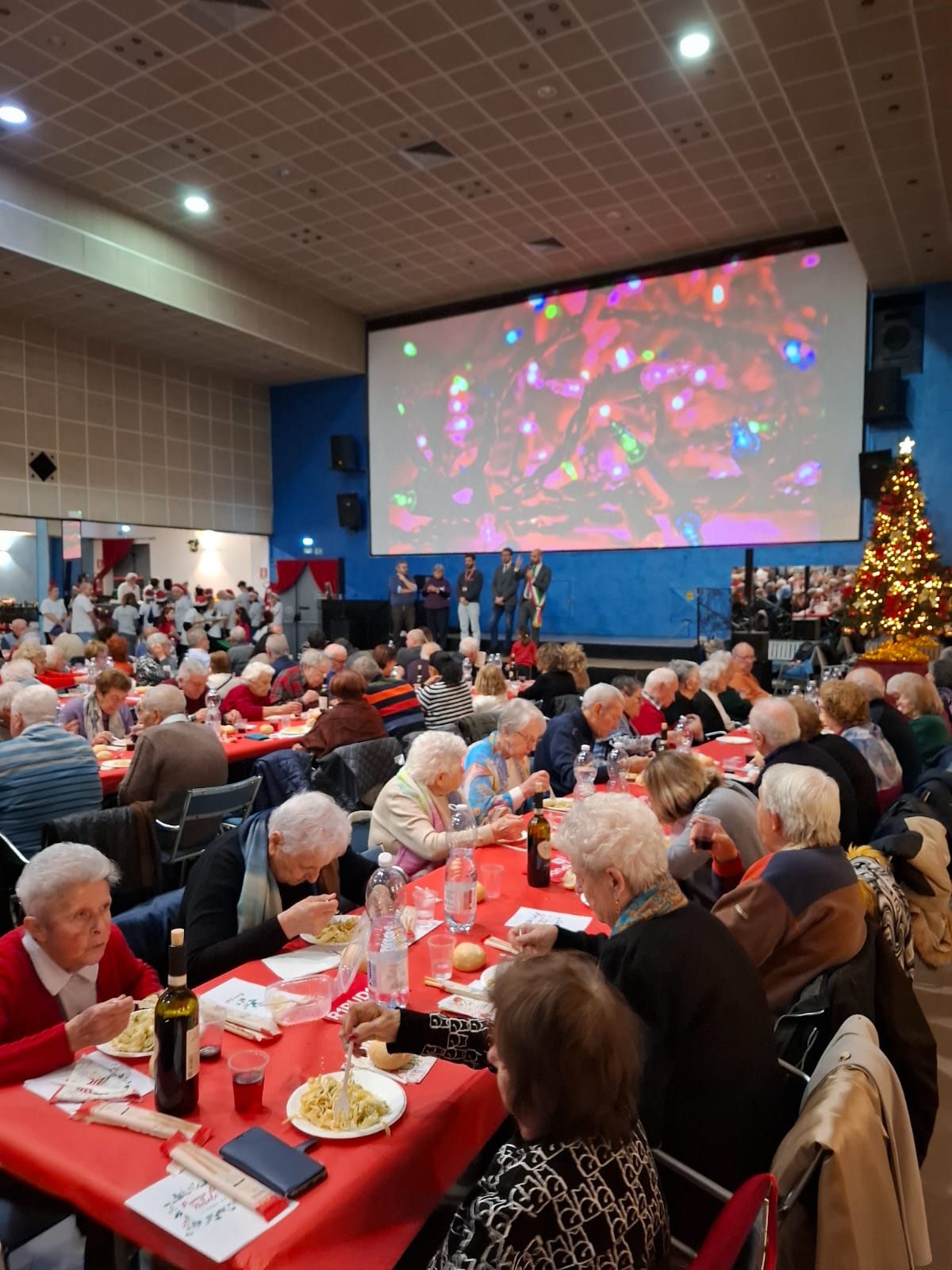 foto Centro Anziani al Pranzo di Natale